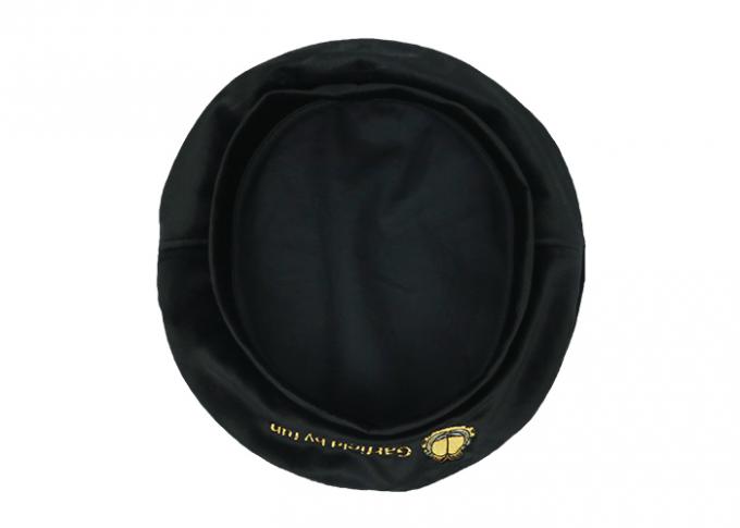 Το μαύρο mercerized θηλυκό βελούδου ΔΙΑΣΚΕΔΑΣΗΣ beret λογότυπων κεντητικής