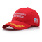 Το κόκκινο καπέλο κάδων του Ντόναλντ Τραμπ, κρατά το μεγάλο MAGA καπέλο κάδων της Αμερικής Πρόεδρος το 2020