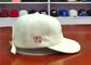 Προσαρμοσμένα επίπεδα πρότυπα 5860cm καπέλων του μπέιζμπολ βαμβακιού λογότυπων κεντητικής για τον ενήλικο