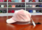 Ρόδινα 6 καπέλα του μπέιζμπολ επιτροπής υφάσματος βελούδου με τα καπέλα του Μπιλ λογότυπων/καμπυλών κεντητικής