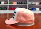 Ρόδινο λογότυπο κεντητικής καπέλων του μπέιζμπολ τσεκιών χείλων καμπυλών μεταξιού/καθιερώνοντα τη μόδα καπέλα μπαμπάδων