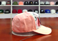 Ρόδινο λογότυπο κεντητικής καπέλων του μπέιζμπολ τσεκιών χείλων καμπυλών μεταξιού/καθιερώνοντα τη μόδα καπέλα μπαμπάδων