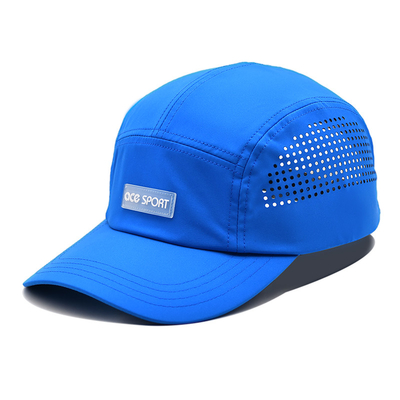 Στεγανοποιήστε 5 αναπνεύσιμο γρήγορο ξηρό αθλητισμό ΚΑΠ πλέγματος καπέλων επιτροπής με το λαστιχένιο λογότυπο μπαλωμάτων