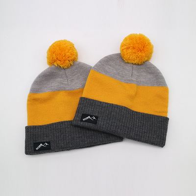 Ελαφριά 58CM πλέκουν τα καπέλα Beanie για τη χειμερινή εποχή μαύρο γκρίζο σε κίτρινο