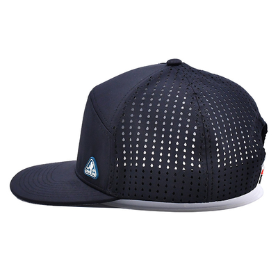 Μαύρο 6 Panel Trucker Snapback Hat Διαρθρωμένη κατασκευή Custom Rubber Patch Logo Πίσω 4 Panel Λέιζερ τρύπες