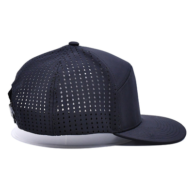 Μαύρο 6 Panel Trucker Snapback Hat Διαρθρωμένη κατασκευή Custom Rubber Patch Logo Πίσω 4 Panel Λέιζερ τρύπες