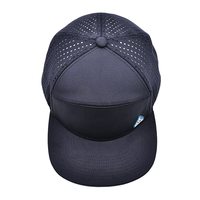 Μαύρο 6 Panel Trucker Snapback Hat Διαρθρωμένη κατασκευή Custom Rubber Patch Logo Πίσω 4 Panel Λέιζερ τρύπες