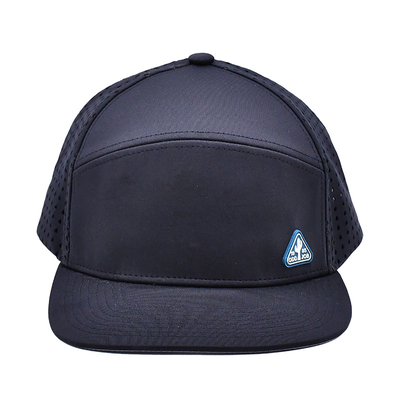 Μαύρο 6 Panel Trucker Snapback Hat Διαρθρωμένη κατασκευή Custom Rubber Patch Logo Πίσω 4 Panel Λέιζερ τρύπες
