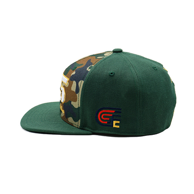 Αναπνευστικά πλαστικά καπέλα Snapback με δομημένη επίπεδη άκρη και προσαρμοσμένο κεντήματα Logo Camo χρώμα
