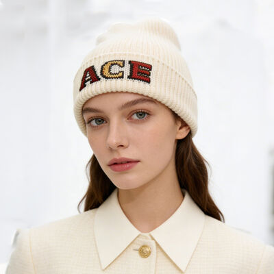 Προσαρμόσιμα καπέλα από μαλλί που παρέχουν φυσική μόνωση και κλασική εμφάνιση ιδανικά για συλλογές χειμερινών ενδυμάτων